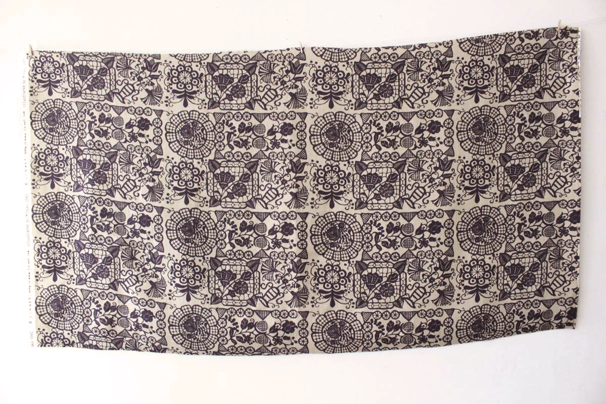 LINNETリネンプリント ルーマニアのテーブル　ナツメグ